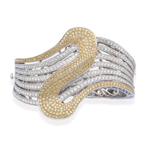  Pulsera rígida con bandas onduladas cuajadas de brillantes de aprox. 4,43 ct en total y brillantes fancy de aprox. 4,25 ct en total.