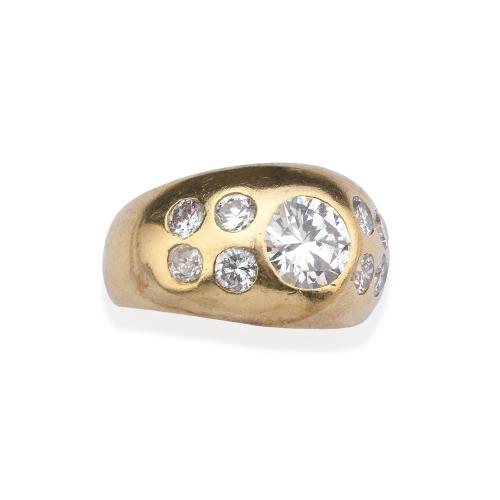  Anillo con brillante central de aprox. 1,25 ct y cuatro brillantes a cada lado de un peso total aprox. 1 ct.