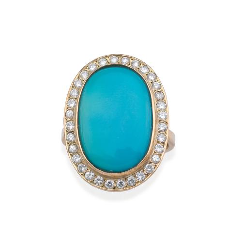  Anillo en oro amarillo de 18 K con centro de turquesa oval y orla de brillantes.