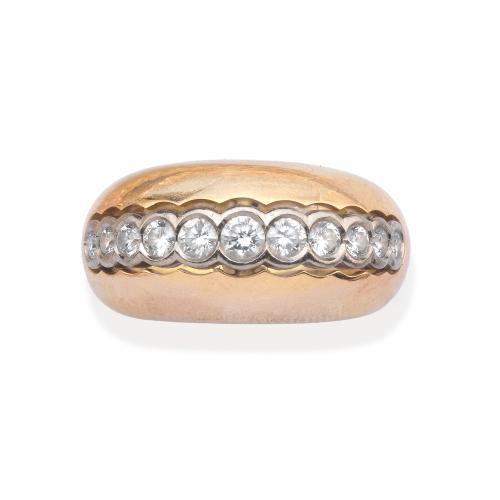 Anillo bombé con banda de brillantes engastados en chatón con un peso aprox. 1,50 ct en total.