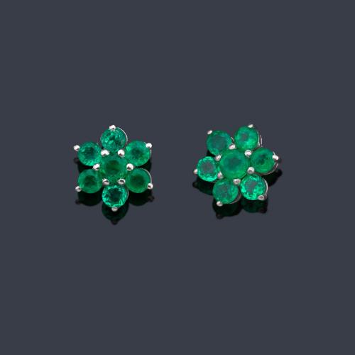  Pendientes cortos con diseño de rosetón con esmeraldas talla redonda.