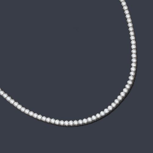  Collar rivière con brillantes de aprox. 14,05 ct en total en montura de oro blanco de 18K.