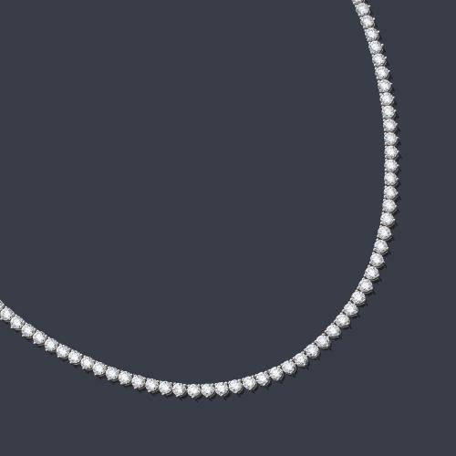  Collar tipo rivière con brillantes de aprox. 18,27 ct en total.