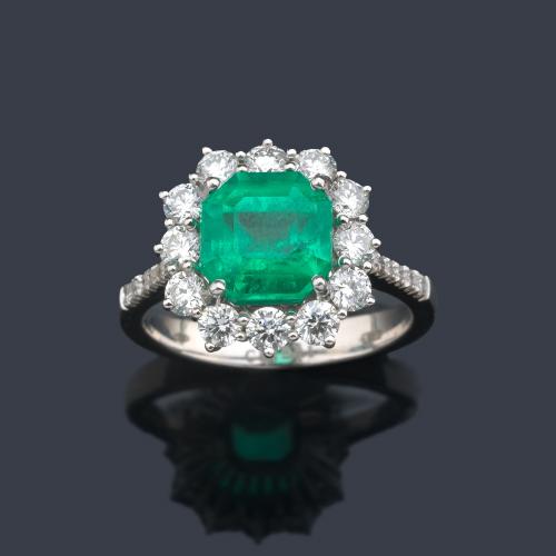  Anillo con esmeralda central de 2,87 ct con orla y brazos de brillantes de aprox. 1,07 ct en total.