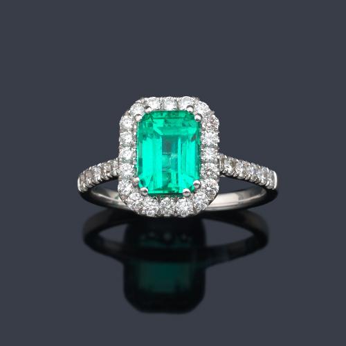  Anillo con esmeralda de 2,06 ct con orla de brillantes de aprox. 0,56 ct en total.