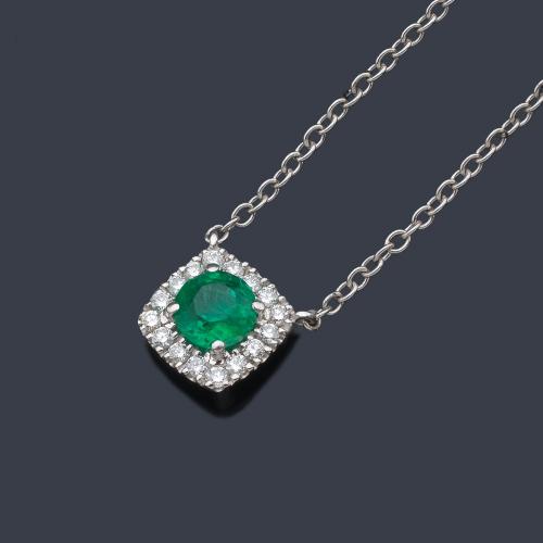  Colgante con esmeralda central de aprox. 0,32 ct y orla de brillantitos de 0,12 ct en total.