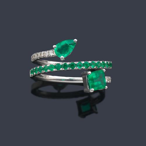  Anillo 'tú y yo' con esmeraldas cuadrada y perilla de aprox. 0,90 ct con banda de brillantitos y esmeraldas.