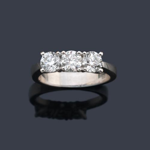  Anillo tipo tresillo en oro blanco de 18 K con brillantes de aprox. 1,53 ct en total.