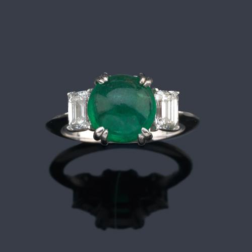  Anillo esmeralda cabujón 2,00 ct oro blanco y diamantes 0,80 ct