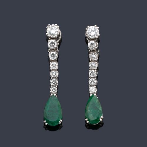  Pendientes largos con dos esmeraldas talla perilla de aprox. 1,50 ct cada uno y banda de brillantes de aprox. 1,60 ct en total.