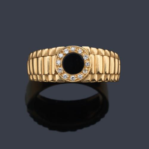  Anillo con motivo circular de ónix y orla de brillantes en montura gallonada de oro amarillo de 18K.