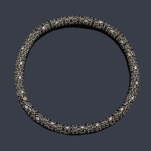  Pulsera elástica en oro amarillo de 18 K con diamantes negros y salpicado de brillantes blancos.
