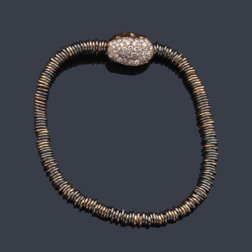  Pulsera elástica en oro rosa de 18 K con centro ovalado cuajado de brillantes de peso aprox. 1,40 ct en total.