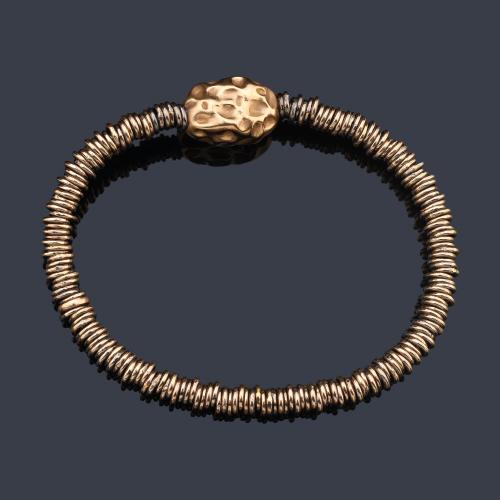  Pulsera elástica en oro rosa de 18 K con centro ovalado.