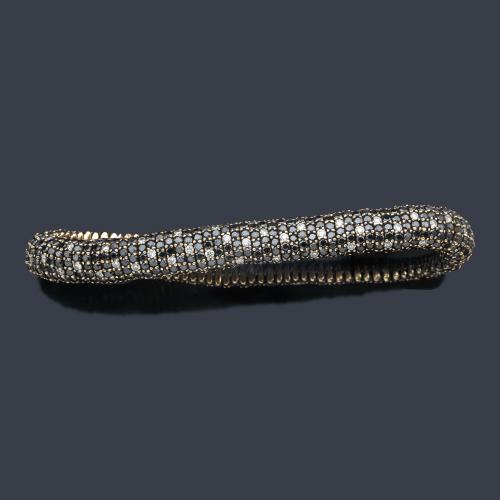  Pulsera elástica en oro amarillo de 18 K con diamantes negros y salpicado de brillantes blancos.