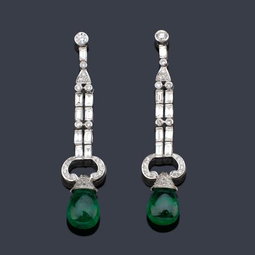  Pendientes largos con pareja de esmeraldas talla chupón de aprox. 11,42 ct en total y diamantes talla brillante y baguette de aprox. 2,85 ct en total.