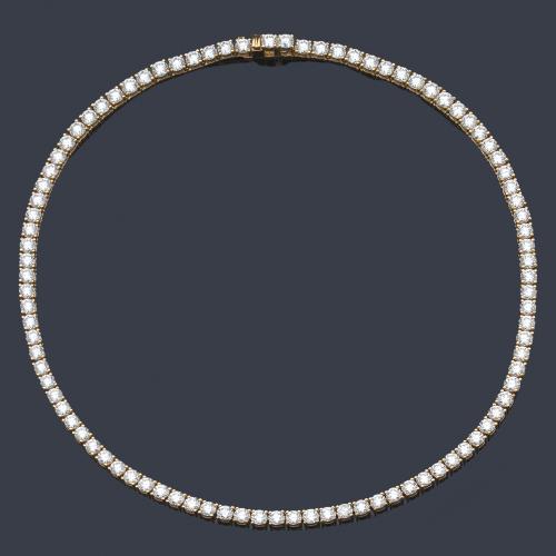  Collar tipo rivière con brillantes de aprox. 26,10 ct en total.
