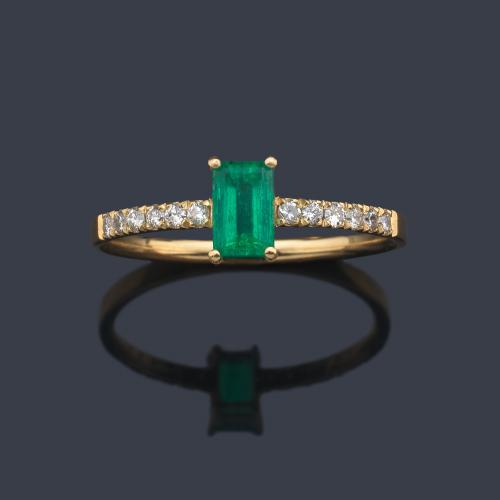  Anillo con esmeralda talla rectangular de aprox. 0,25 ct con dos bandas de brillantes en ambos lados.