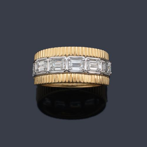  Anillo ancho en oro amarillo de 18 K con banda central de brillantes y diamantes talla esmeralda de aprox. 1,28 ct.
