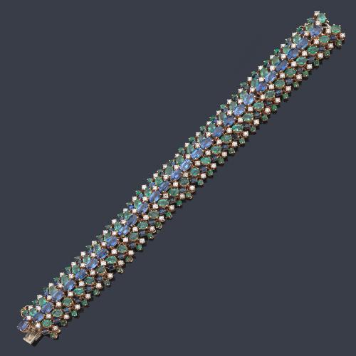  Pulsera diseño tipo bombé con esmeraldas de aprox. 22,33 ct en total, zafiros de aprox. 25,1 ct en total y brillantes de aprox. 4,97 ct en total.