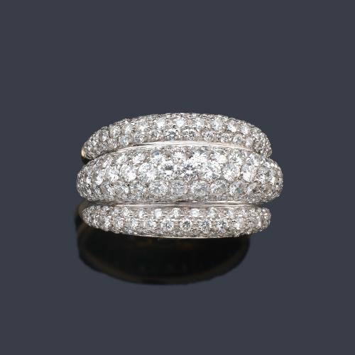  Anillo triple bombé con pavé de brillantes de aprox.  3,40 ct en total.