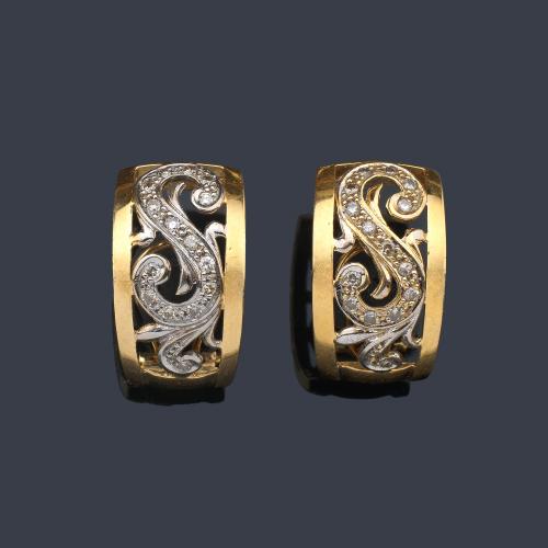  Pendientes tipo criolla con motivo central curvado con brillantes en montura de oro amarillo de 18K y centro en oro blanco.