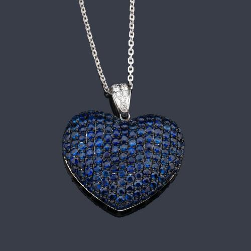  Colgante de forma corazón con pavé de zafiros de aporx. 3,74 ct en total y reasa con diamantes de aprox. 0,10 ct en total.