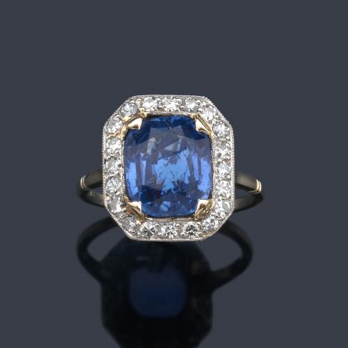  Anillo con zafiro talla 'cushion' de aprox. 5,10 ct con orla de brillantes de aprox. 0,70 ct en total. Con certificado GCS.