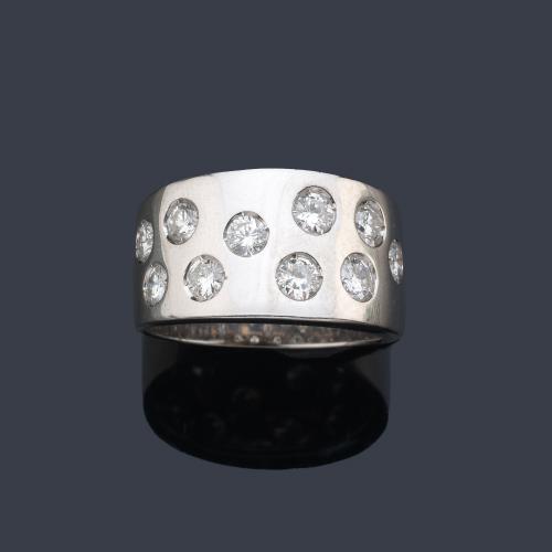  Anillo ancho con brillantes engastados a la rusa con un peso aprox. 0,76 ct en total.