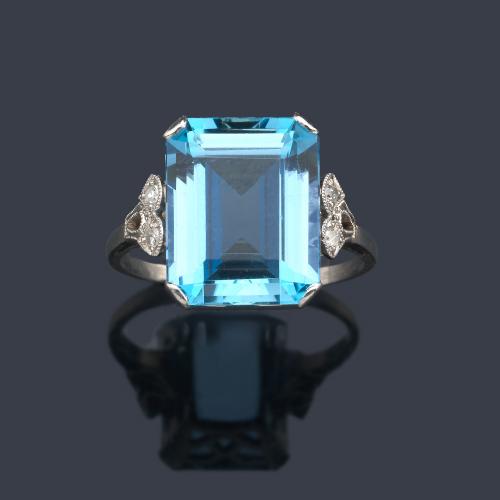  Anillo con aguamarina talla esmeralda de aprox. 6,00 ct. 