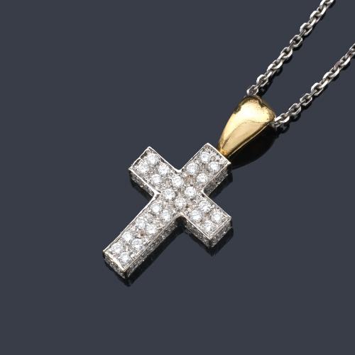 Colgante con forma de cruz con brillantes de aprox. 0,40 ct en total.