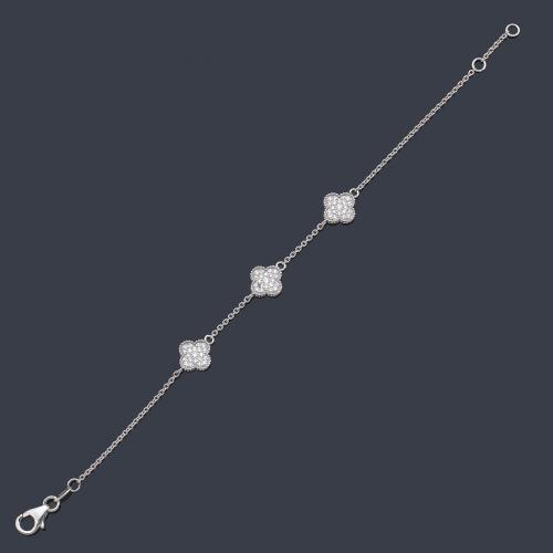  Pulsera con tres motivos de tréboles con pavé de brillantes de 0,43 ct en total.