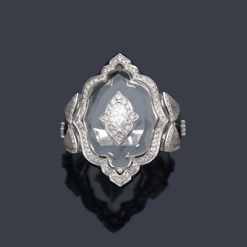  Anillo con cristal de roca, esmalte negro y brillantes de aprox. 0,84 ct en total.