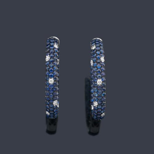  Criollas con pavé de zafiros de aprox. 5,03 ct en total salpicado por brillantes de aprox. 0,39 ct en total.