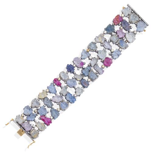  Pulsera ancha con motivos de piedras de color tallas fantasía de aprox. 97,87 ct en total y brillantes de aprox.  3,79 ct en total.