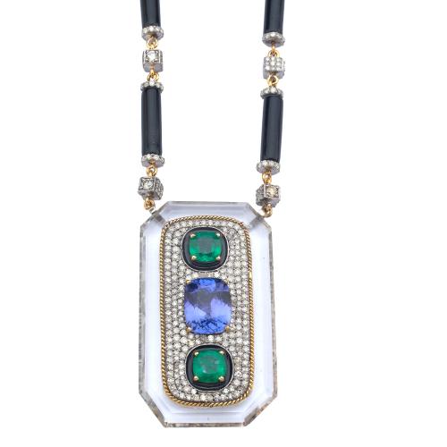  Collar largo con una tanzanita de aprox. 3,72 ct y dos esmeraldas de aprox. 2,96 ct sobre pavé de brillantes de aprox. 1,68 ct en total.