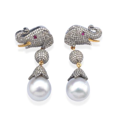  Pendientes largos con la parte superior de cabeza de elefante con pavé de brillantes, bola central de pavé de brillantes y terminación con perla australiana de 12,36 mm.