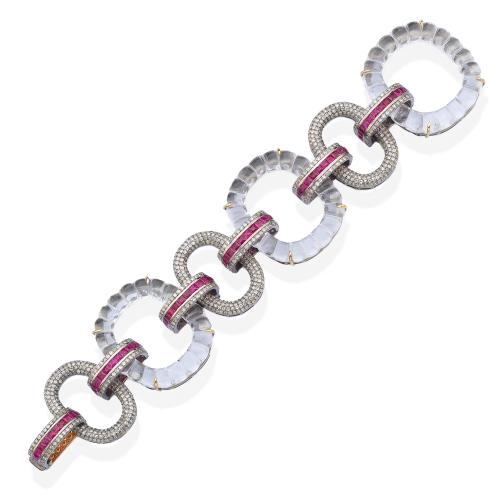  Pulsera con diseño de eslabones de cristal de roca intercalados con eslabones de pavé de brillantes de aprox. 6,56 ct en total y bandas de rubíes calibrados.