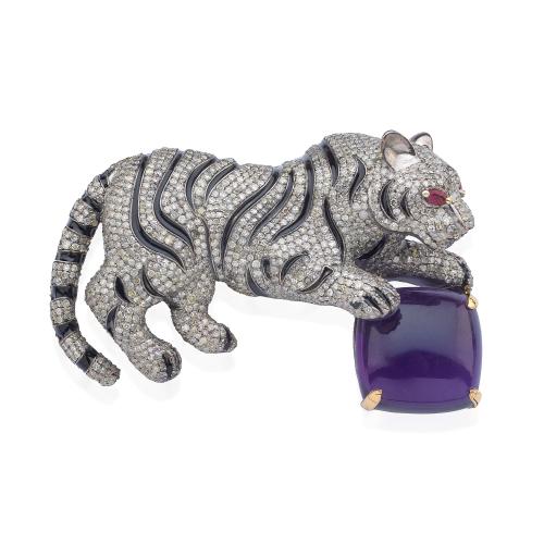  Broche - colgante con diseño de tigre con delicado pavé de brillantes de aprox. 8,16 ct en total y una amatista de aprox. 25,36 ct con detalle de esmalte negro y dos rubí.