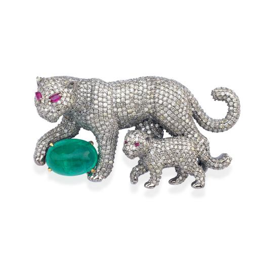  Broche con diseño de dos panteras con delicado pavé de brillantes de aprox. 7,82 ct en total y una esmeralda talla cabujón de aprox. 6,05 ct con detalle de ojos en rubí.