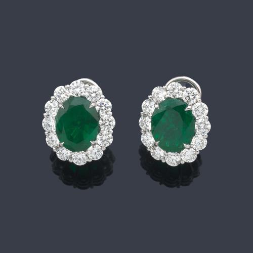  Pendientes cortos con pareja de esmeraldas de aprox. 4,07 ct y orla de brillantes engastados en garras.