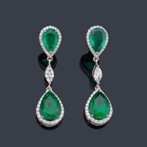  Pendientes largos con cuatro esmeraldas talla perilla de aprox. 10,32 ct con diamantes talla brillante y marquís de aprox. 2,00 ct en total.