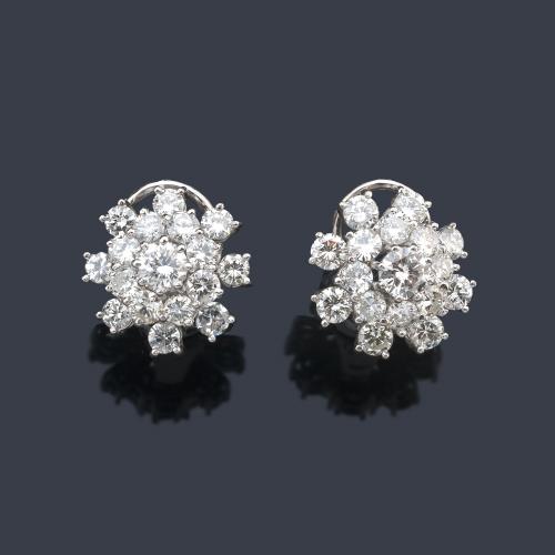  Pendientes cortos con diseño de rosetón de brillantes de aprox. 6,00 ct en total.