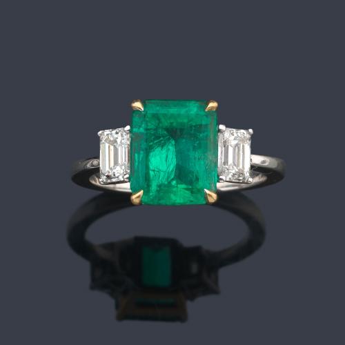  Anillo con esmeralda central de aprox. 2,89 ct con pareja de diamantes talla baguette de aprox. 0,78 ct en total.