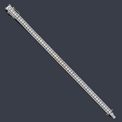  Pulsera con tres bandas de brillantes de aprox. 9,30 ct en total.