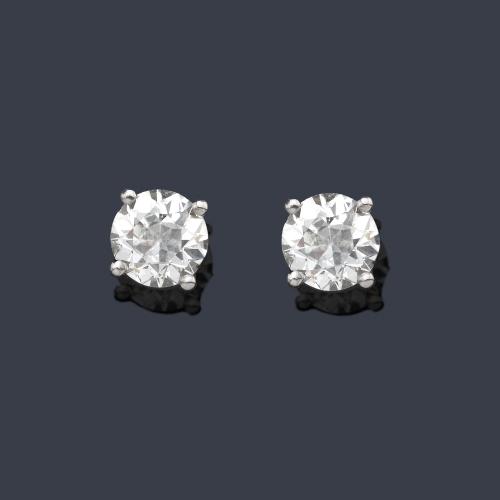  Dormilonas con pareja de brillantes de aprox. 1,06 y 1,18 ct respectivamente.