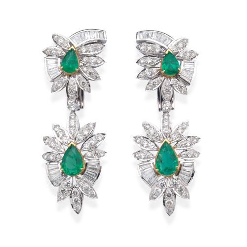  Pendientes largos con cuatro perillas de esmeraldas de aprox. 2,80 ct engastadas en oro amarillo de 18 K y orlas de brillantes y diamantes trapecio de aprox. 4,40 ct.