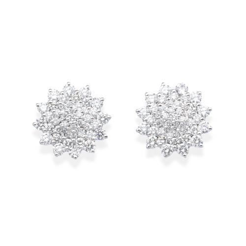  Pendientes cortos con pareja de rosetones de aprox. 2,20 ct en total.