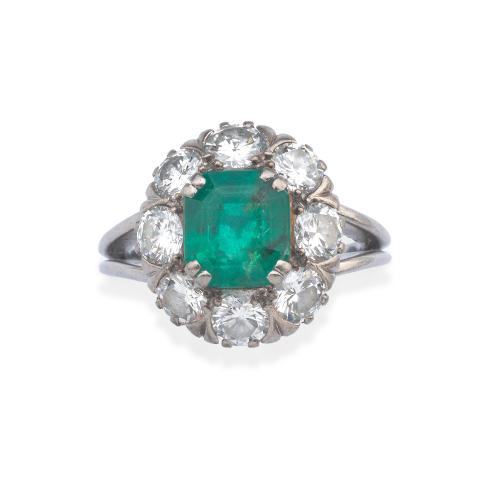  Anillo en oro blanco de 18 K con esmeralda de aprox. 3,00 ct y orla de diamantes talla antigua de aprox. 2,50 ct.
