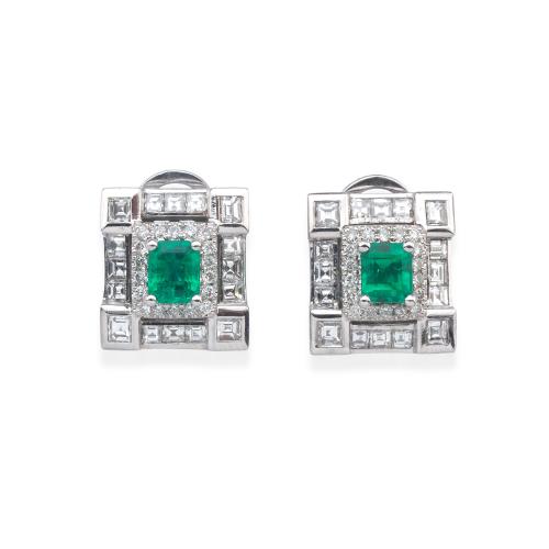  Pendientes cortos con pareja de esmeraldas de aprox. 1,50 ct en total con orla de diamantes talla brillante y carré de aprox. 2,24 ct en total.